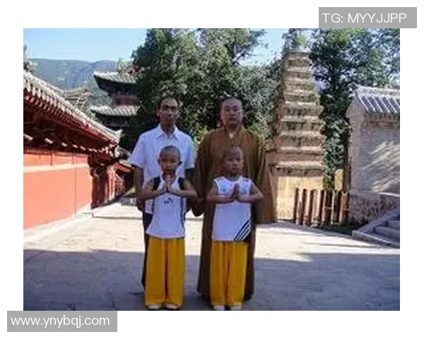 少林寺方丈赠送足球明星定制法衣传递武术文化与体育精神