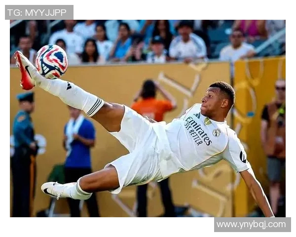 哪个足球明星在成长过程中颜值最高最具魅力引发球迷热议